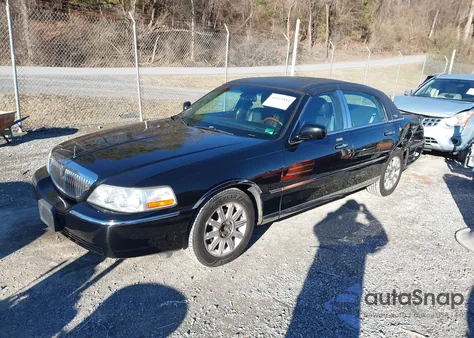 2009 Lincoln Town Car Signature Limited z USA, uszkodzony, nr VIN 2LNHM82V49X607348